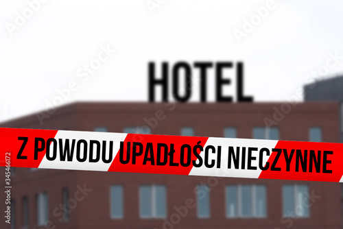 Ein Hotel in Polen und Hinweis auf Insolvenz auf Polnisch