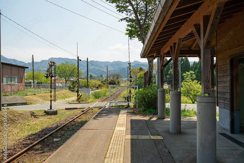 田舎　誰もいない駅のホーム