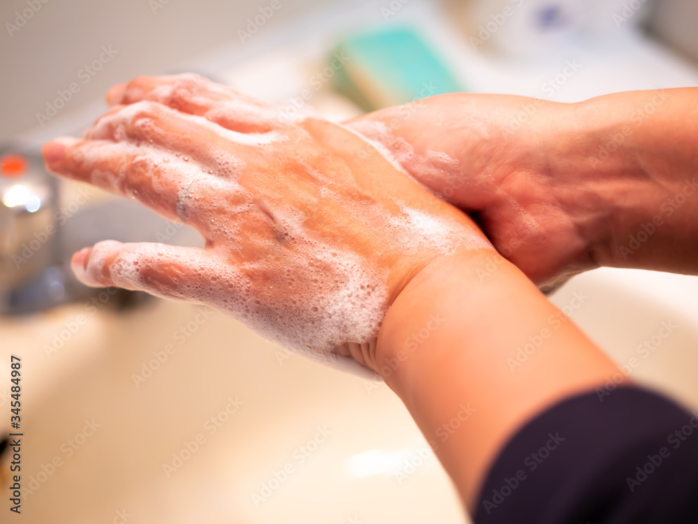Fototapeta premium 手洗いをする人の手