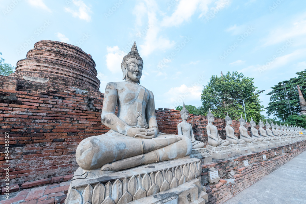 Fototapeta premium Wat Mahathai ,Phra Nakhon Si Ayutthaya Historical Park A historical park in Ayutthaya. There are a total of 1,810 acres within the city of Ayutthaya. Phra Nakhon Si Ayutthaya Province, Thailand