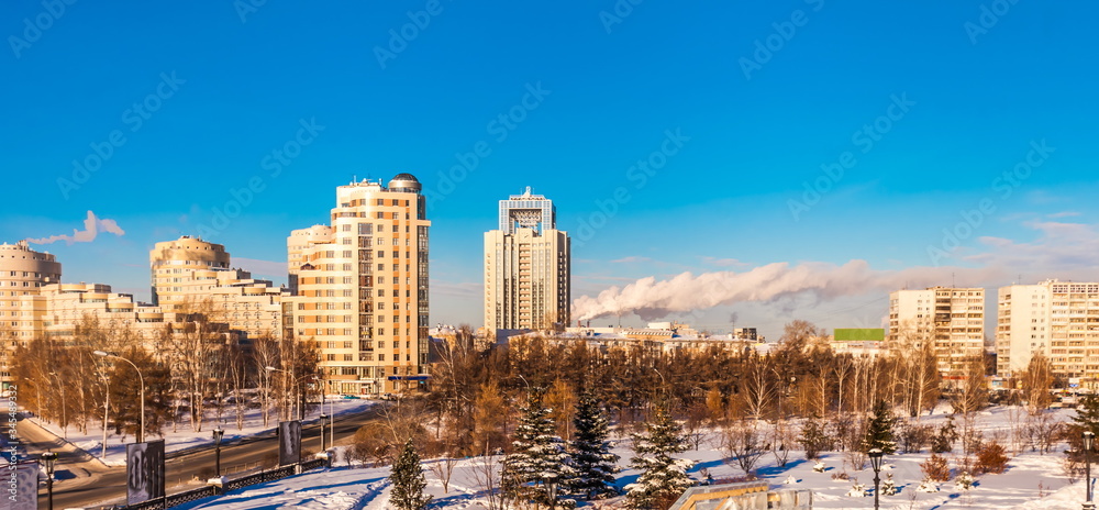 Fototapeta premium Winter cityscape in the setting sun. Center focus.