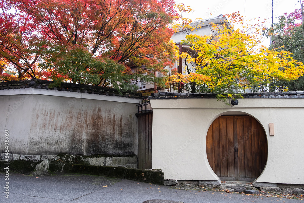 Naklejka premium Japanese traditional architecture with colorful leaves in Autumn foliage season. Kyoto, Kansai, Japan