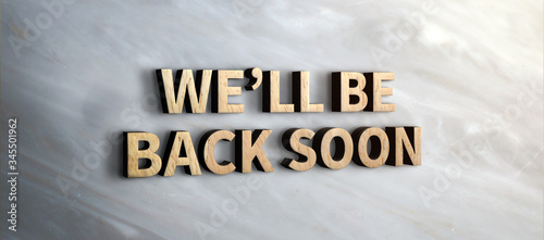Fotografi we will be back soon wood sign on marble wall