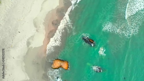 真上から見たトロピカルで美しい海岸