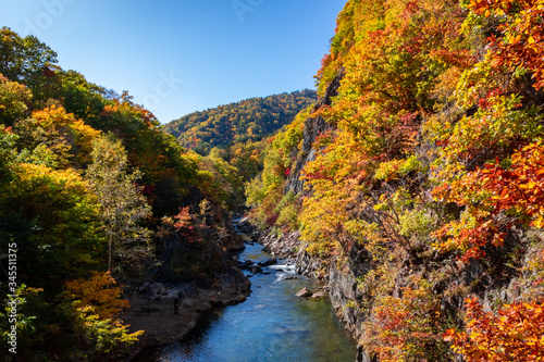 札幌市・定山渓温泉の二見吊橋から眺める紅葉と青空