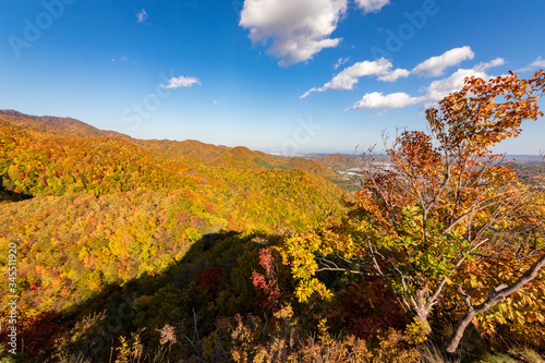 札幌市・定山渓近くの八剣山・山頂から眺める色とりどりの紅葉と青空 © 和紀 神谷