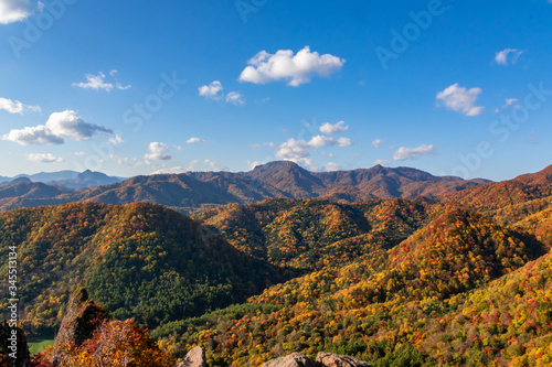 札幌市・定山渓近くの八剣山・山頂から眺める色とりどりの紅葉と青空 © 和紀 神谷