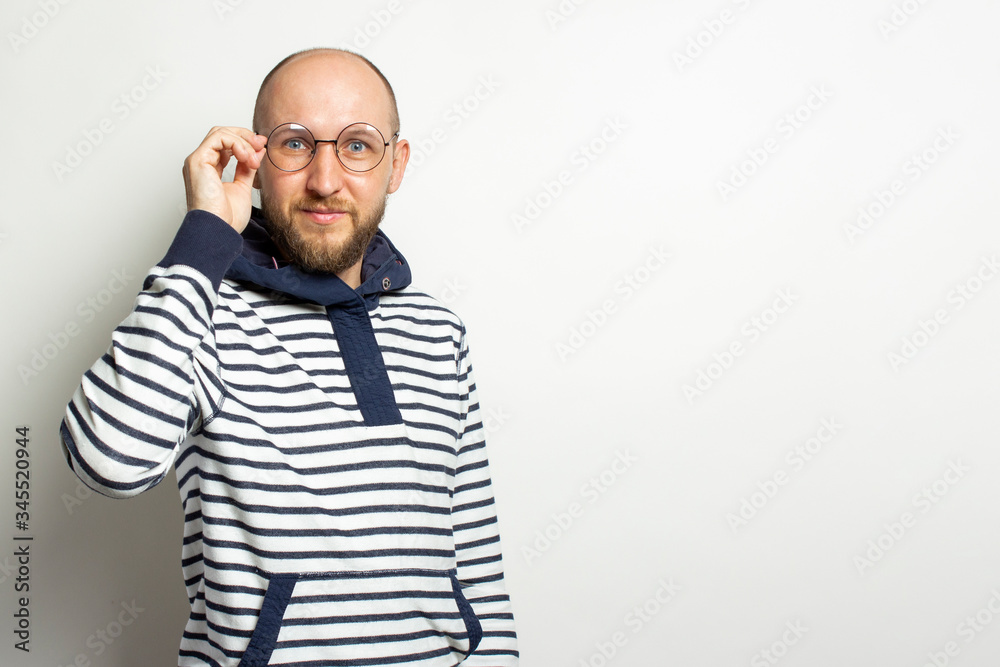 Naklejka premium Man in glasses on a light background