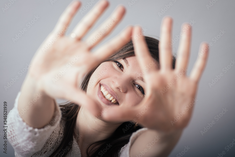 Obraz premium girl makes a frame