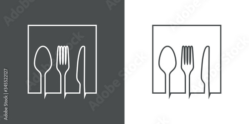 Símbolo restaurante. Icono plano lineal silueta tenedor, cuchillo y cuchara en cuadrado en fondo gris y fondo blanco