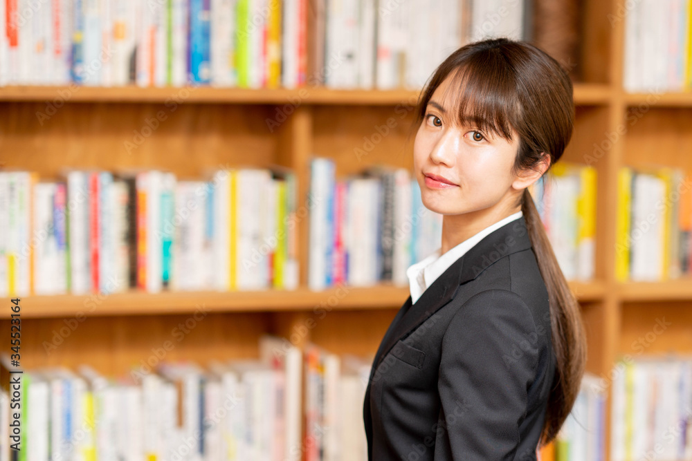 スーツ姿の女性 スーツ姿の女性