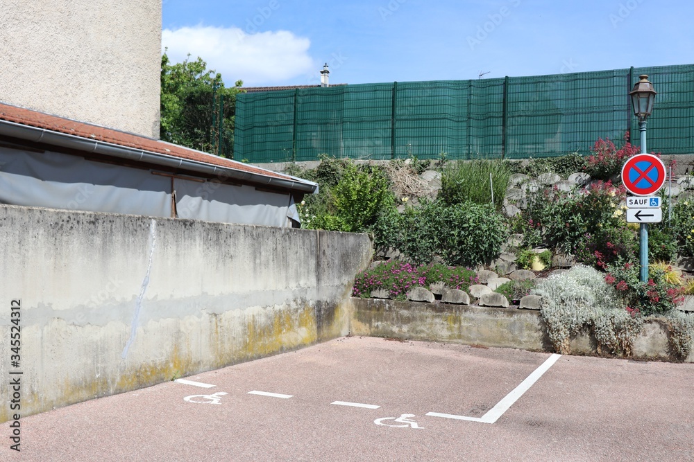 Place de parking extérieure pour handicapés à Corbas - Ville de Corbas - Département du Rhône - France