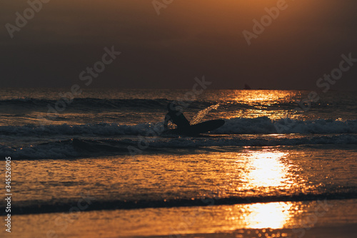 夕暮れのサーファー photo