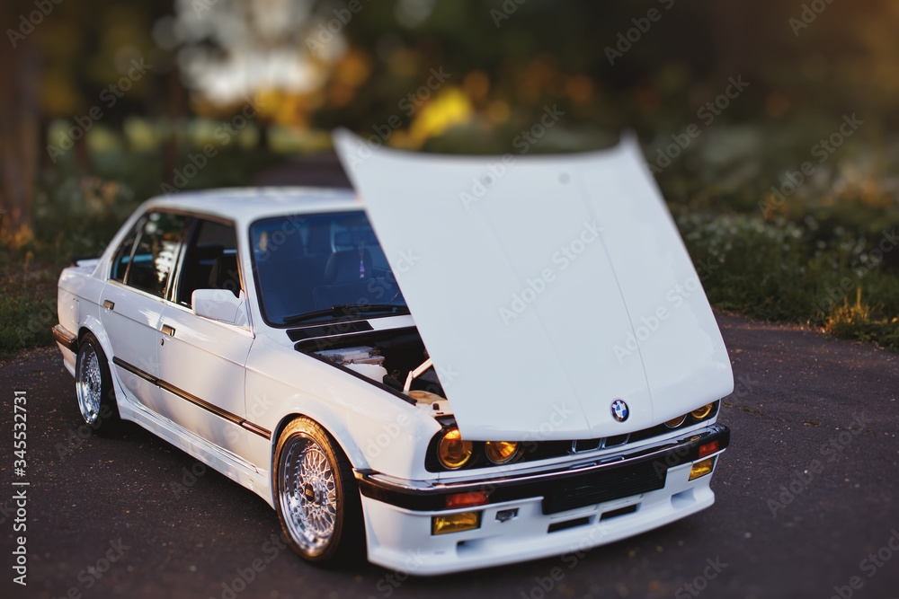 Exterior BMW M3 e30 original con capó abierto.  Foto de stock |  adobestock