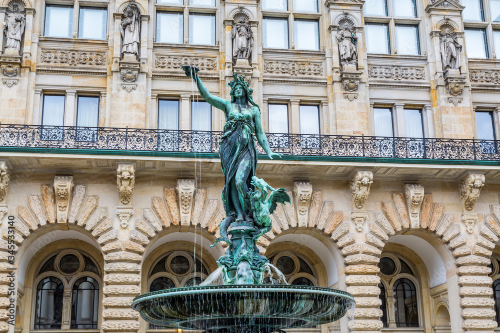 Obraz premium Sculpture of Hygieia Fountain in the courtyard of City hall of Hamburg, Germany.
