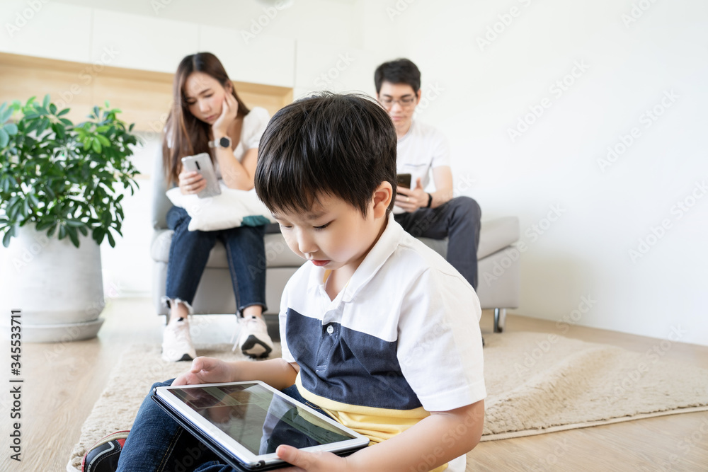 Obraz premium asian kids determine watching news lesson from tablet computer connect high speed internet for learning and study from home with parent on background