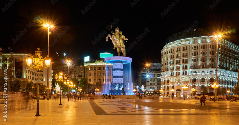Obraz na płótnie Mazedonischer Platz mit Brunnen, Reiterstatue von Alexander der Große bei Nacht. Skopje, Nordmazedonien.	
 w salonie