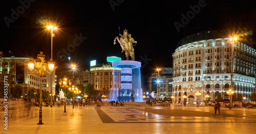 Mazedonischer Platz mit Brunnen, Reiterstatue von Alexander der Große bei Nacht. Skopje, Nordmazedonien.	
