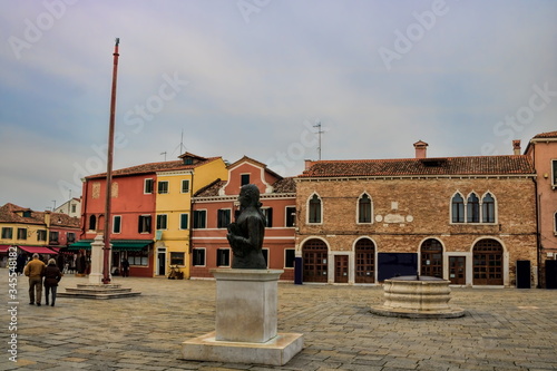 burano, italien - piazza galuppi mit denkmal von baldassare galuppi photo