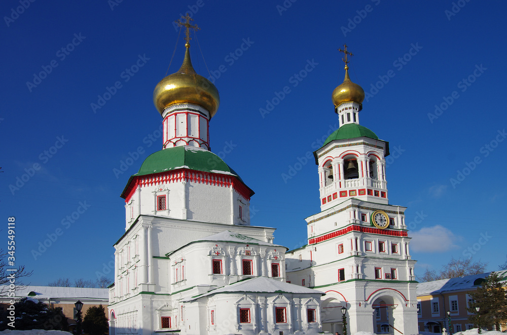 Obraz premium MOSCOW, RUSSIA - January, 2019: Nikolo-Perervinsky monastery in winter sunny day