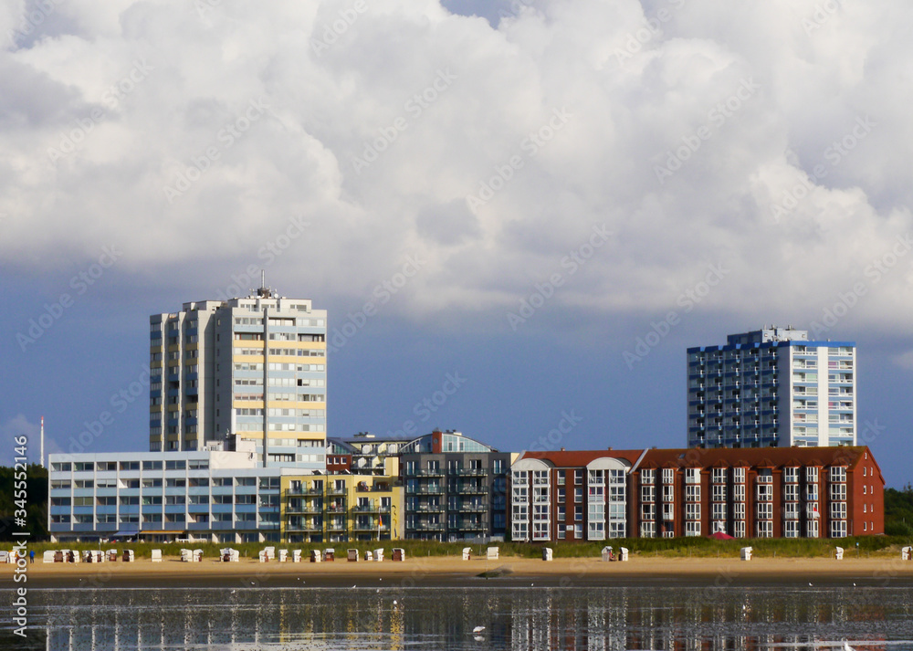 Gebäudefront und Hochhäuser am Strand von Sahlenburg Cuxhaven