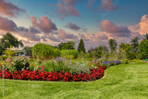 Foto A well kept garden with lush green grass