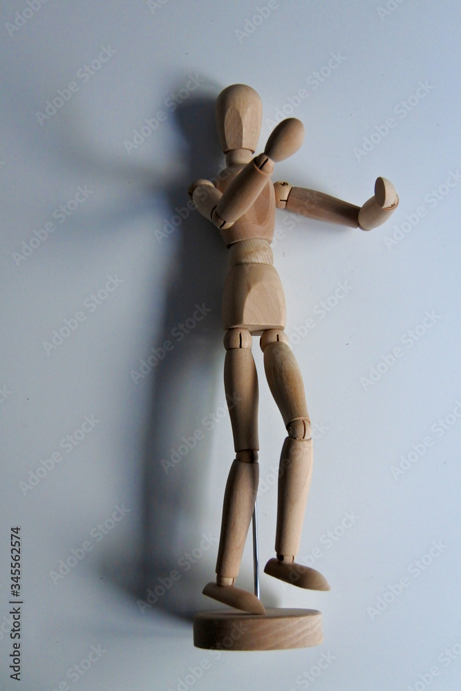 Muñeco de madera articulado en postura dinámica. Brazos levantados. Muñeco de madera articulado en postura dinámica. Brazos levantados.