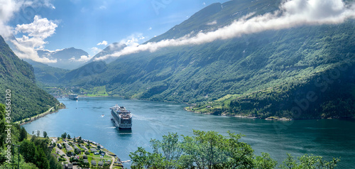 Panorama vom Geiranger-Fjord in Norwegen. Ein Kreuzfahrtschiff liegt im Fjord photo