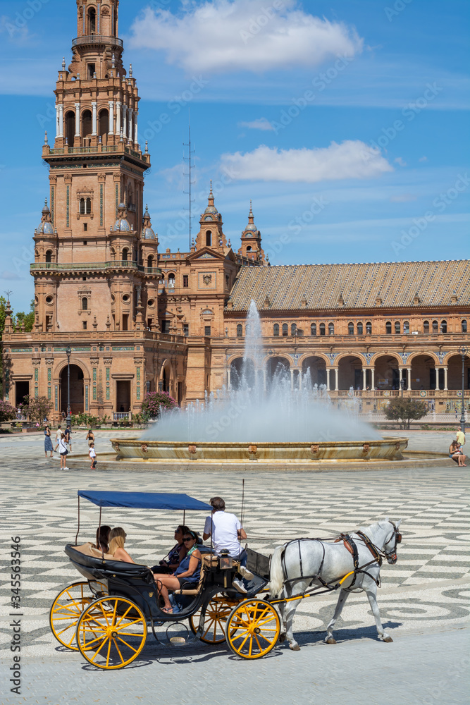 Obraz premium September 10, 2019, Sevilla, Andalusia, Spain, tourists on Square of Spain in hot sunny day