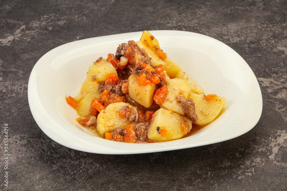 Roasted potato and beef with sauce