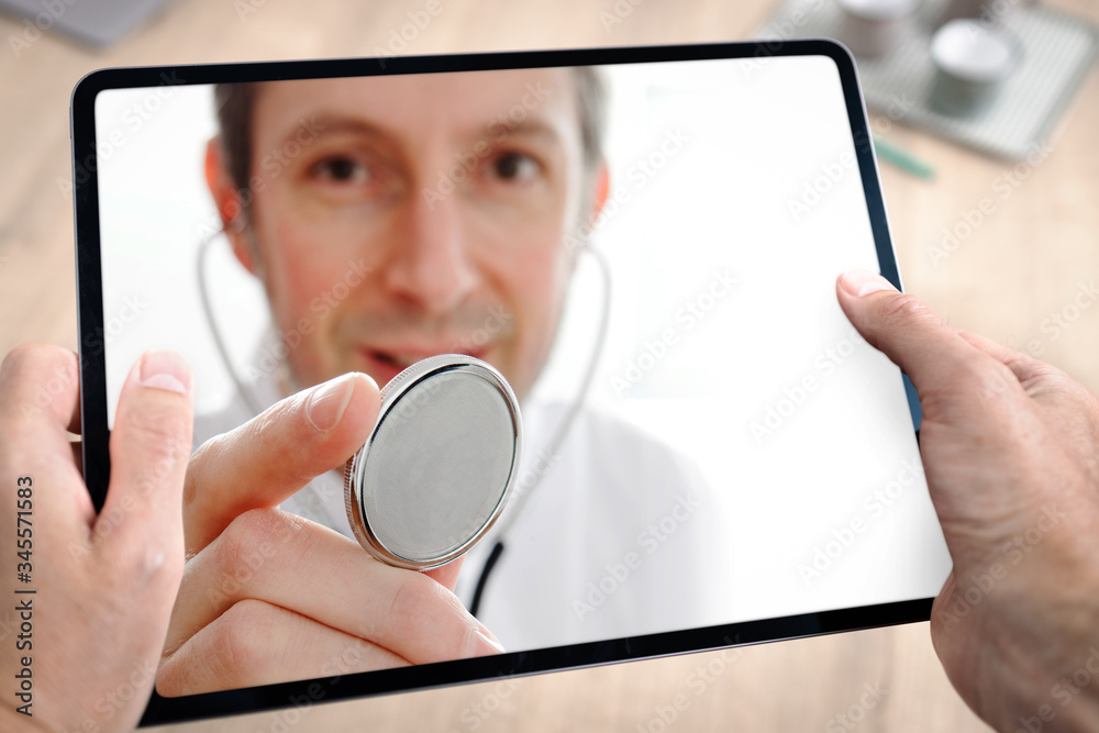 Docteur médecin en téléconsultation avec tablette et main du patient à domicile - obrazy, fototapety, plakaty 