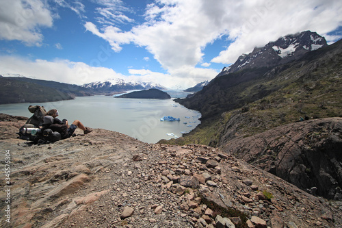 escursionisti riposano con vista ghiacciaio photo