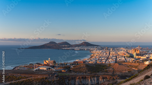 Cuadro en lienzo Vista panoramica de la ciudad de Las Palmas de Gran Canaria al atardecer con la