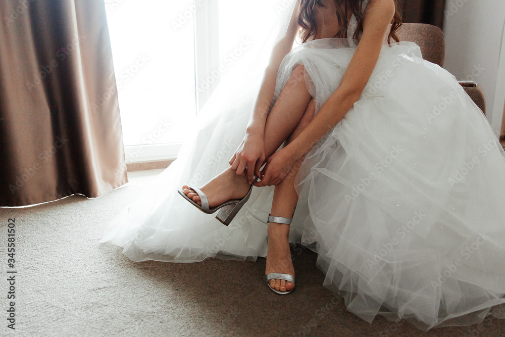 The morning of the bride at the wedding, at the luxury gatherings of the bride, they tie a dress and put on shoes