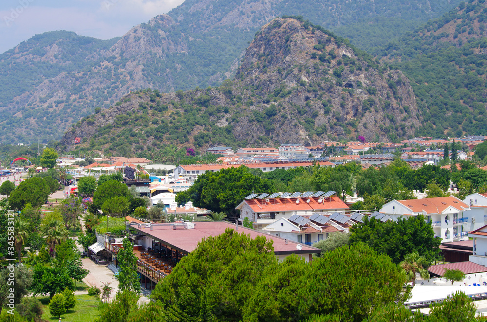 Fototapeta premium Oludeniz, Turcja - czerwiec 2019: Widok miasta w letni dzień