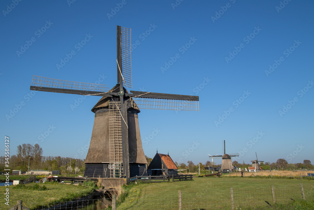 Tradycyjny, holenderski wiatrak nad kanałem wodnym, Alkmaar w Holandii Północnej.