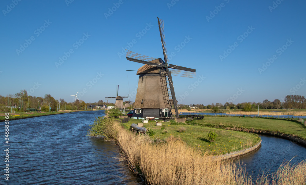 Tradycyjny, holenderski wiatrak nad kanałem wodnym, Alkmaar w Holandii Północnej. 