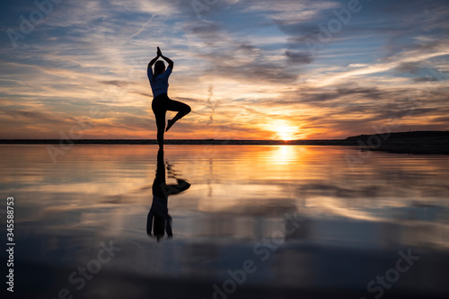 yoga al atardecer en la playa
