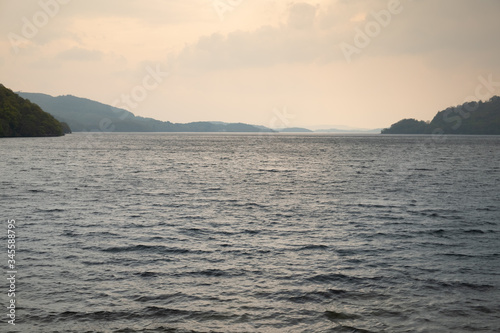 Lago Loch Lomond en el recorrido de la ruta de larga distancia West Highland Way en Escocia.