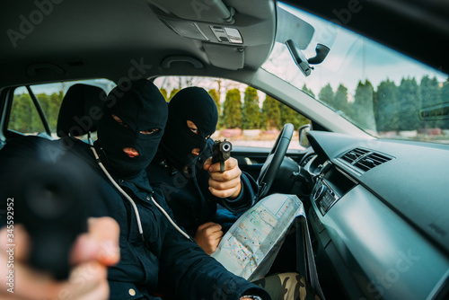 Quadro su tela Gangster pointing with their guns at the camera.