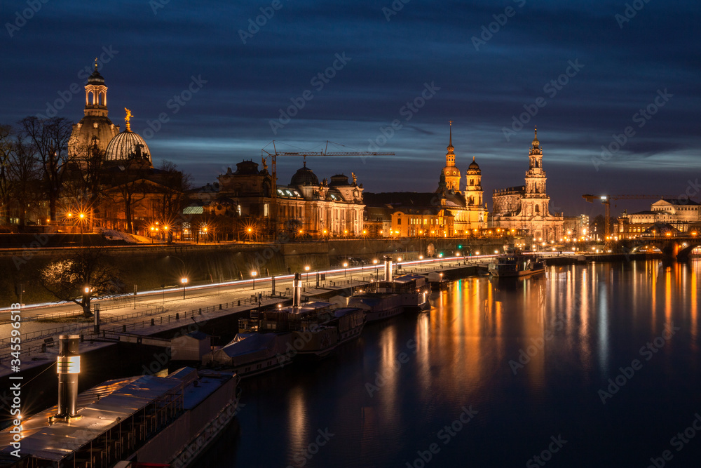 Blick auf die nächtliche Altstadt von Dresden.