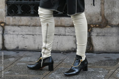Street style accessories – Black and white over the knee leather boots with a chain detail – StreetStyleFW2020