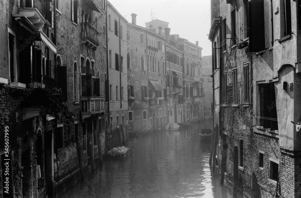 Fototapeta premium Empty Venice canal in winter fog