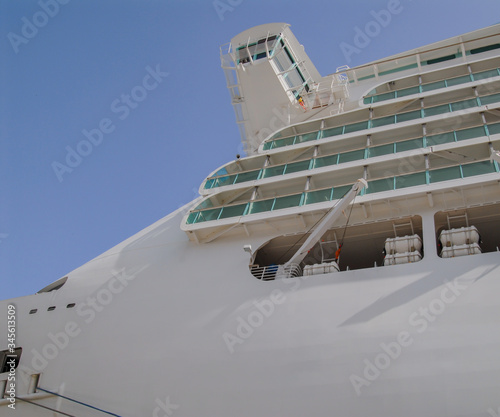 Kreuzfahrtterminal mit dem Kreuzfahrtschiff  photo