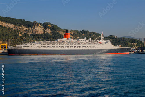 Kreuzfahrtterminal mit dem Kreuzfahrtschiff  photo