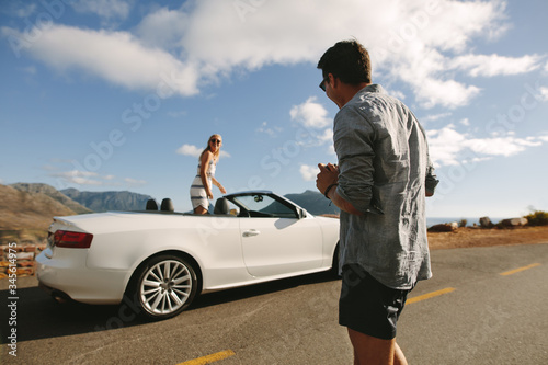Couple having a photo shoot on their road trip © Jacob Lund