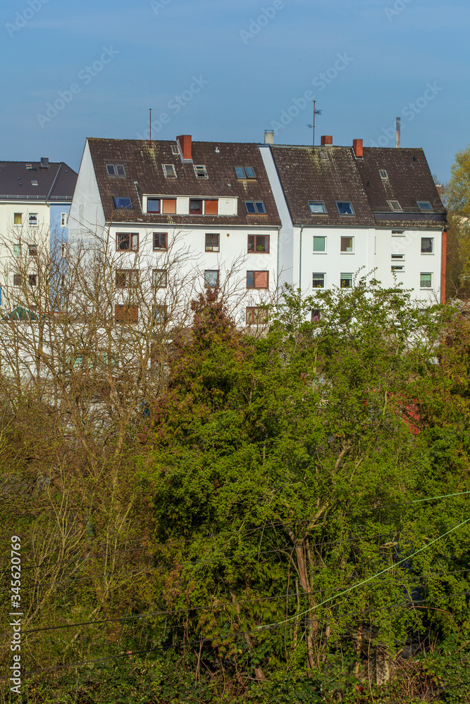 Moderne Wohnhäuser, Mehrfamilienhäuser mit bäumen im Frühling, Wohngebäude. Deutschland, Europa