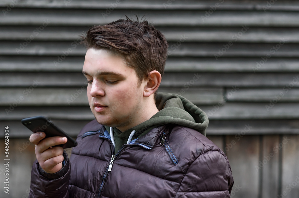 Obraz premium young man talking with a mobile phone