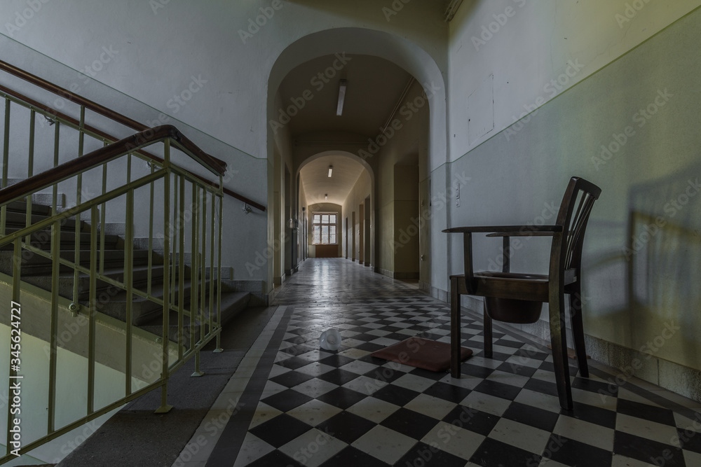 wc sessel im korridor von einem sanatorium