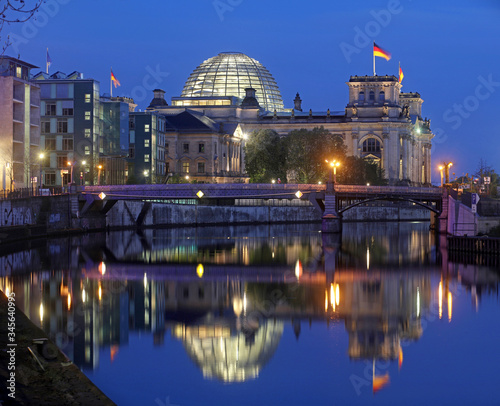 Reichstagsgebäude in Berlin im Frühling 2020 während der Corona-Krise, Bundestag, dem deutschen Volke